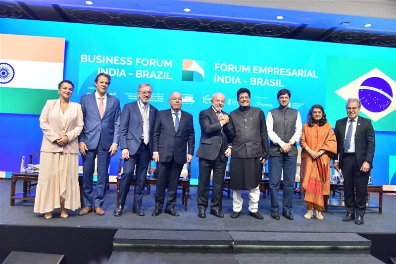 Autoridades brasileiras e indianas no Fórum Empresarial Brasil-Índia em Nova Deli.