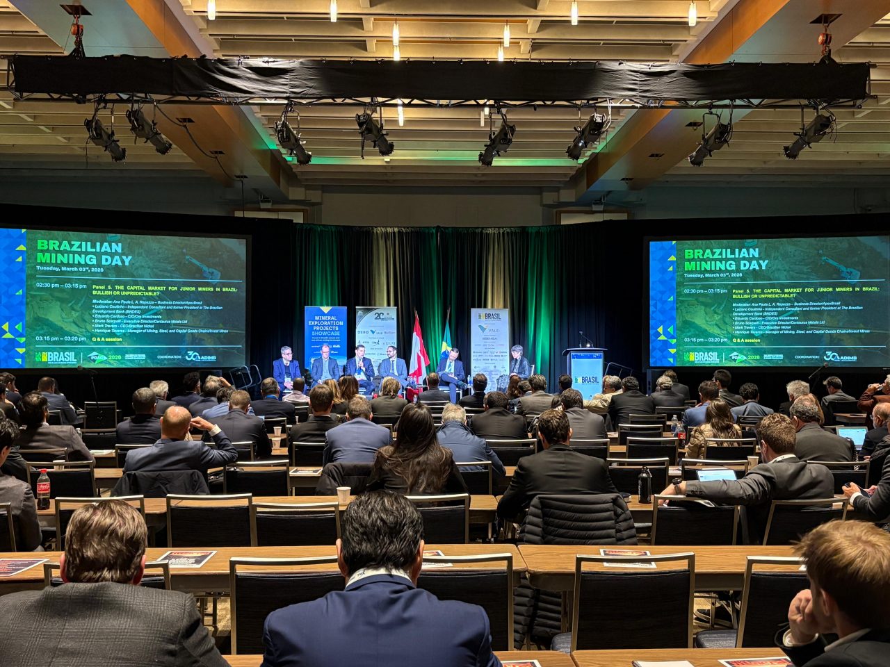 Público acompanha o painel moderado por Ana Repezza durante o Brazilian Mining Day em Toronto.