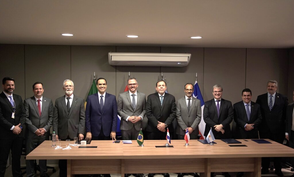 Autoridades posam em frete a mesa