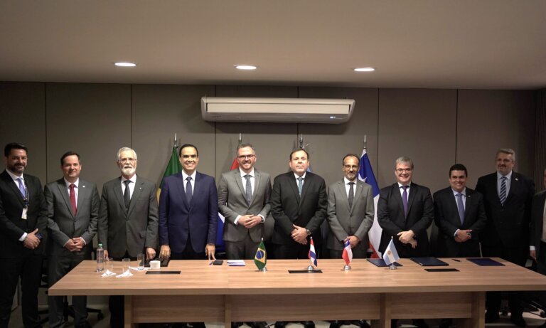 Autoridades posam em frete a mesa