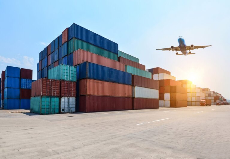 imagem de cargas e um avião