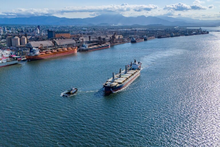 Imagem aérea de um navio seguindo uma lancha no Porto de Paranaguá (PR)