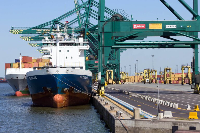 imagem do porto e cargas nos navios